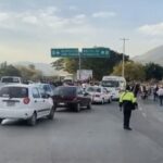 Estudiantes-y-maestros-bloquean-Autopista-del-Sol-en-Guerrero