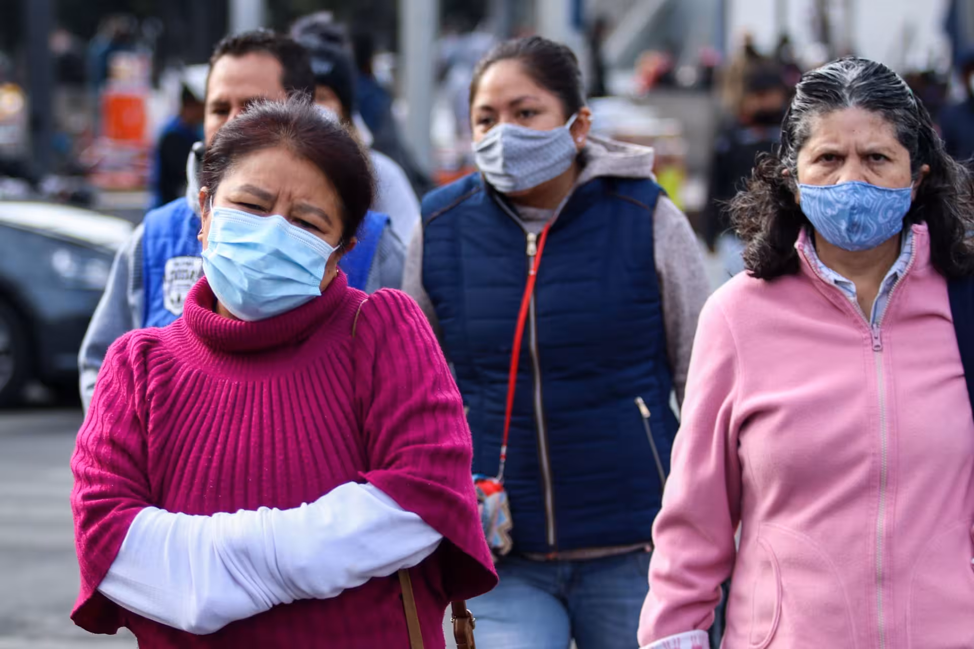 Personas con cubrebocas, chamarras y guantes transitan por el primer cuadro de la ciudad