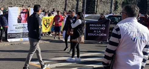 Fotografía- Manifestación pacífica de padres de familia en el Liceo Mexicano Japonés del Pedregal