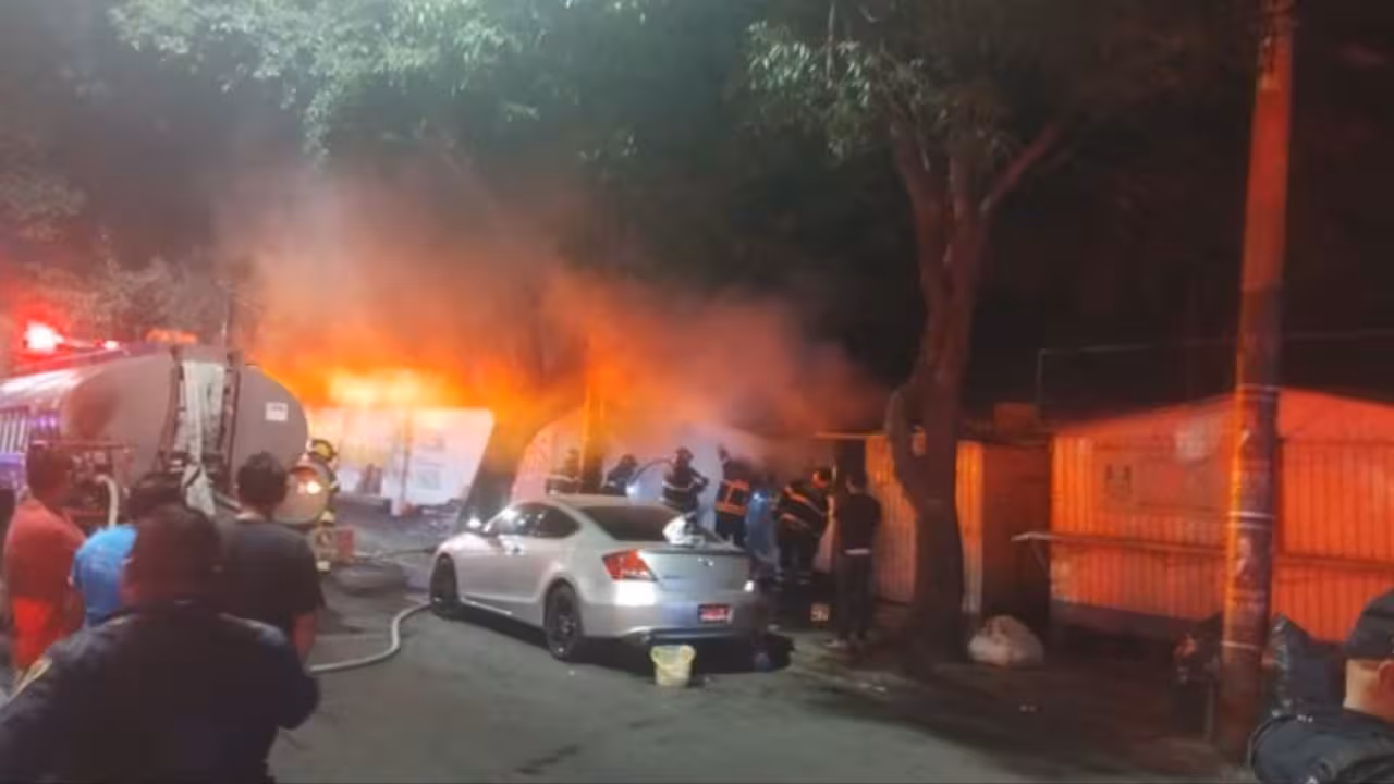 Registran-incendio-en-puesto-de-la-alcaldia-Azcapotzalco