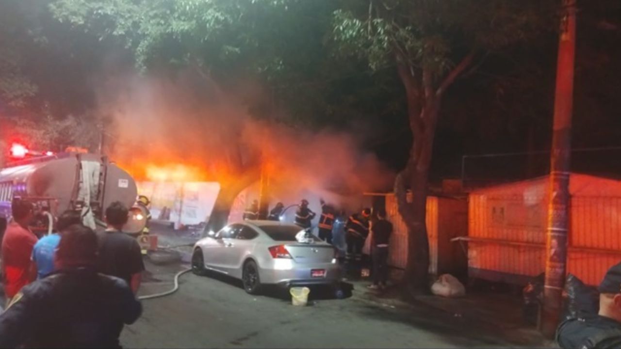 Registran-incendio-en-puesto-de-la-alcaldia-Azcapotzalco