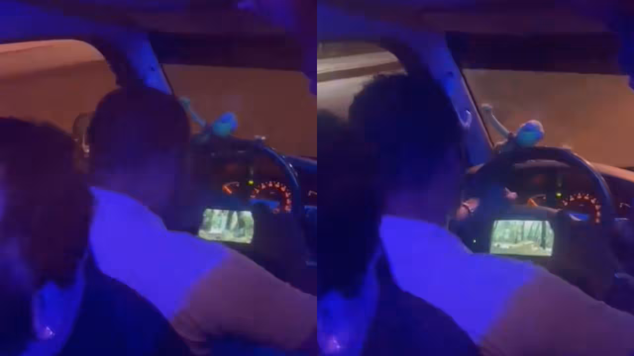 Video-Chofer-de-transporte-publico-ve-una-pelicula-mientras-conduce-en-Puebla