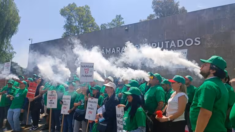 Entregan organizaciones a favor del vapeo cerca de 300 estudios científicos a diputados federales
