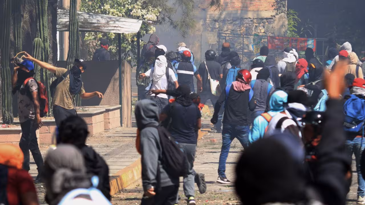 amlo-pide-a-normalistas-de-ayotzinapa-que-no-abusen-en-sus-protestas