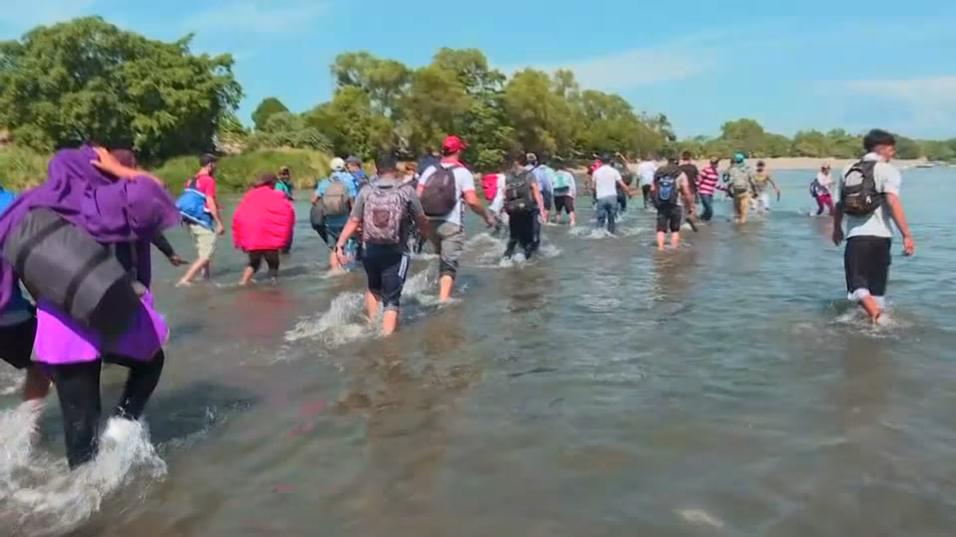 Migrantes-aprovechan-nivel-bajo-de-rio-suchiate