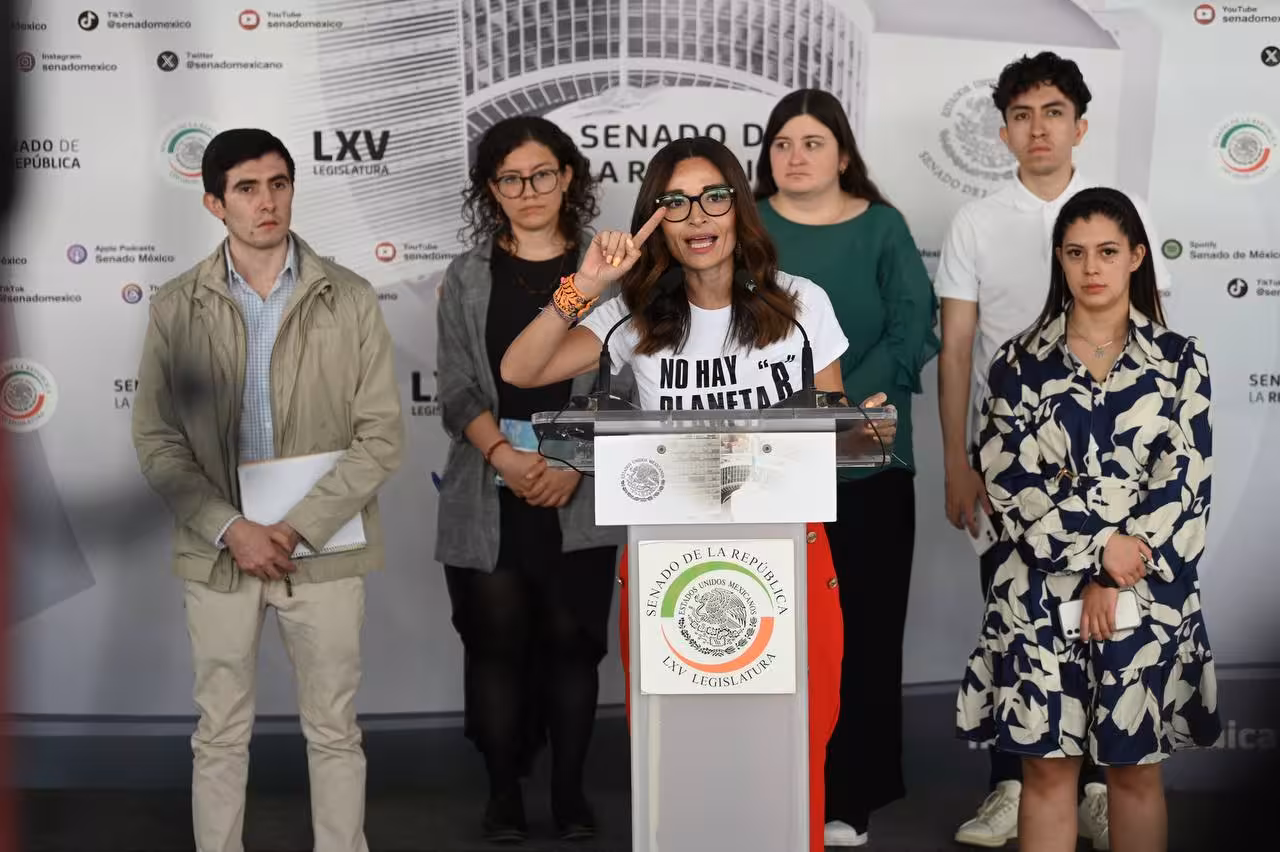 Reta Laura Ballesteros a Martí Batres a tomar agua de Benito Juárez