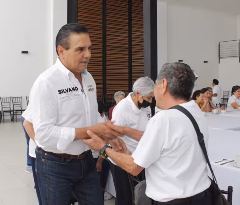 Silvano se reúne con jubilados y pensionados en Zitácuaro