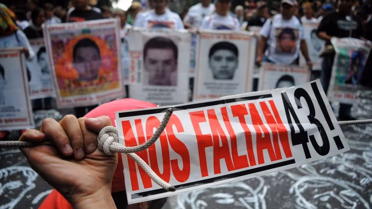padres-de-los-normalistas-y-AMLO
