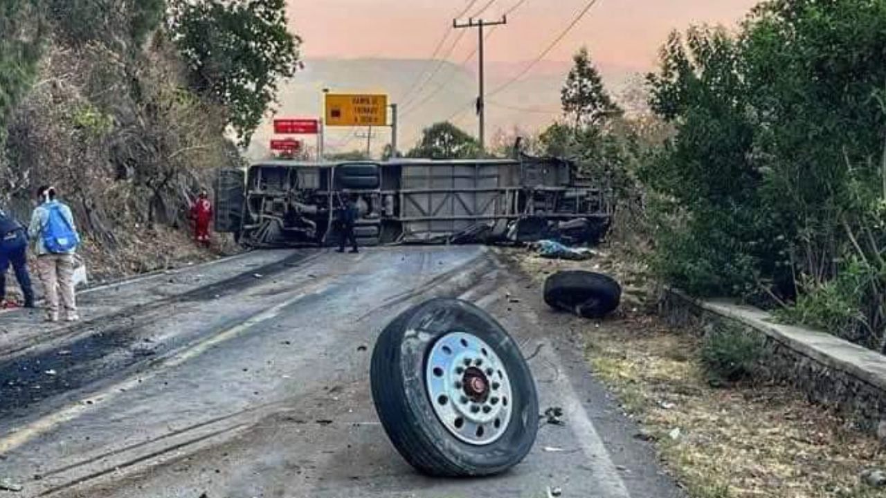 vuelca-camion-con-peregrinos-en-carretera-de-malinalco-edomex-hay-al-menos-14-muertos