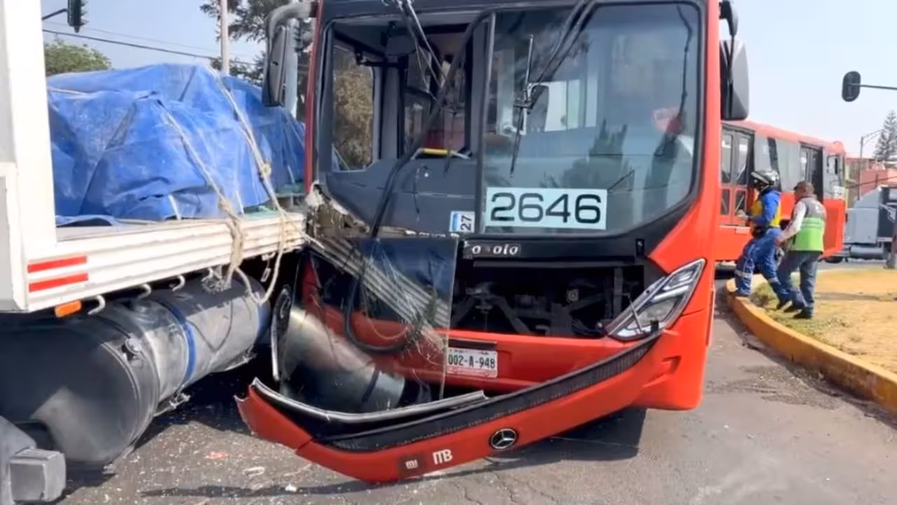 accidente-de-metrobus-en-avenida-eduardo-molina-deja-siete-heridos