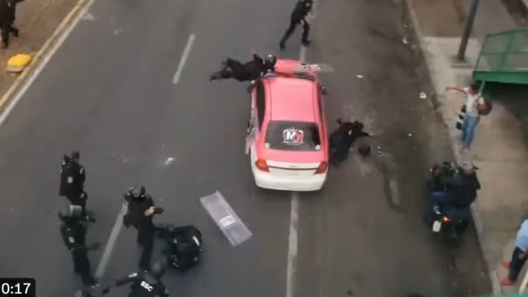 embiste-a-policias