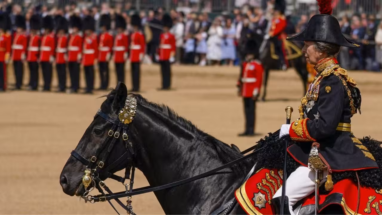 princesa-ana-inglaterra-hospitalizada-heridas-leves-incidente-golpeada-caballo