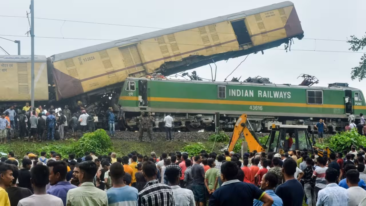 video-muertos-heridos-en-un-choque-de-trenes-en-el-este-de-india