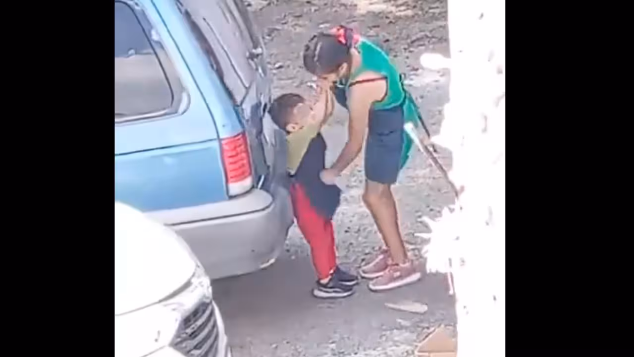mujer-golpea-a-su-hijo-