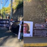 Fotografía de manifestantes afuera del Liceo Mexicano Japonés