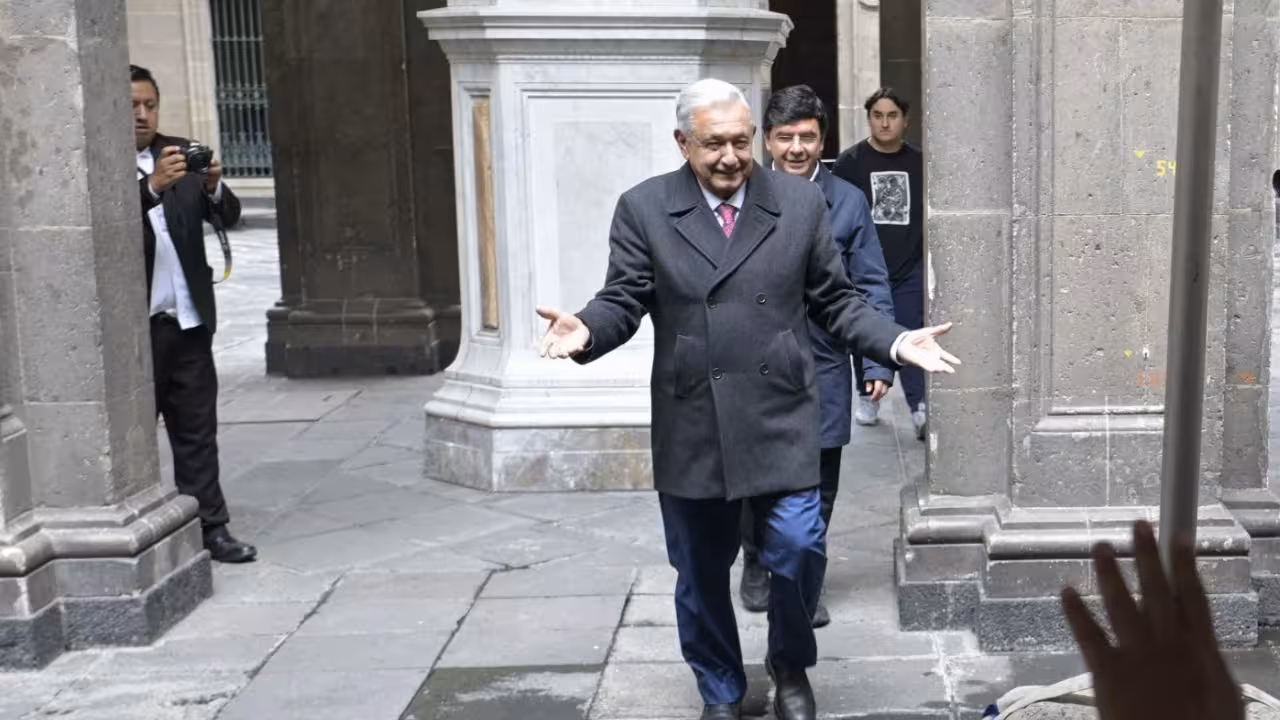 AMLO-se-va-de-Palacio-Nacional