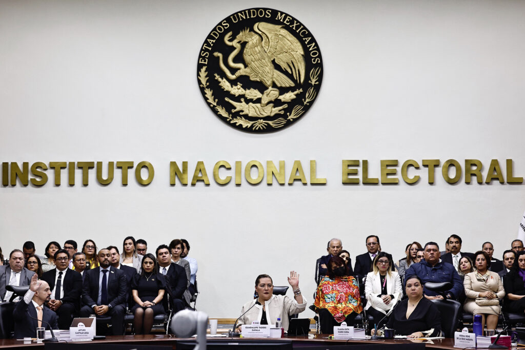 Ente electoral ordena frenar acordeones rumbo a la inédita elección judicial en México