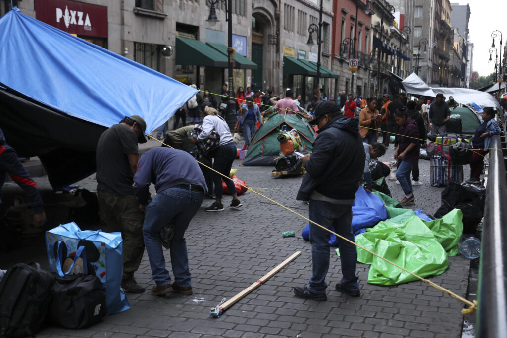 Maestros de México levantan protestas en capital y Oaxaca tras acuerdos con el Gobierno