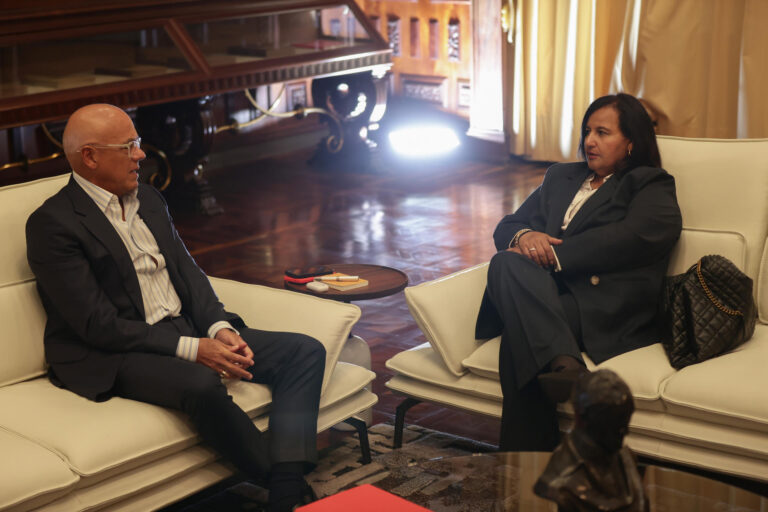 Presidente del Parlamento venezolano y líder del antiguo Legislativo se reúnen en Caracas